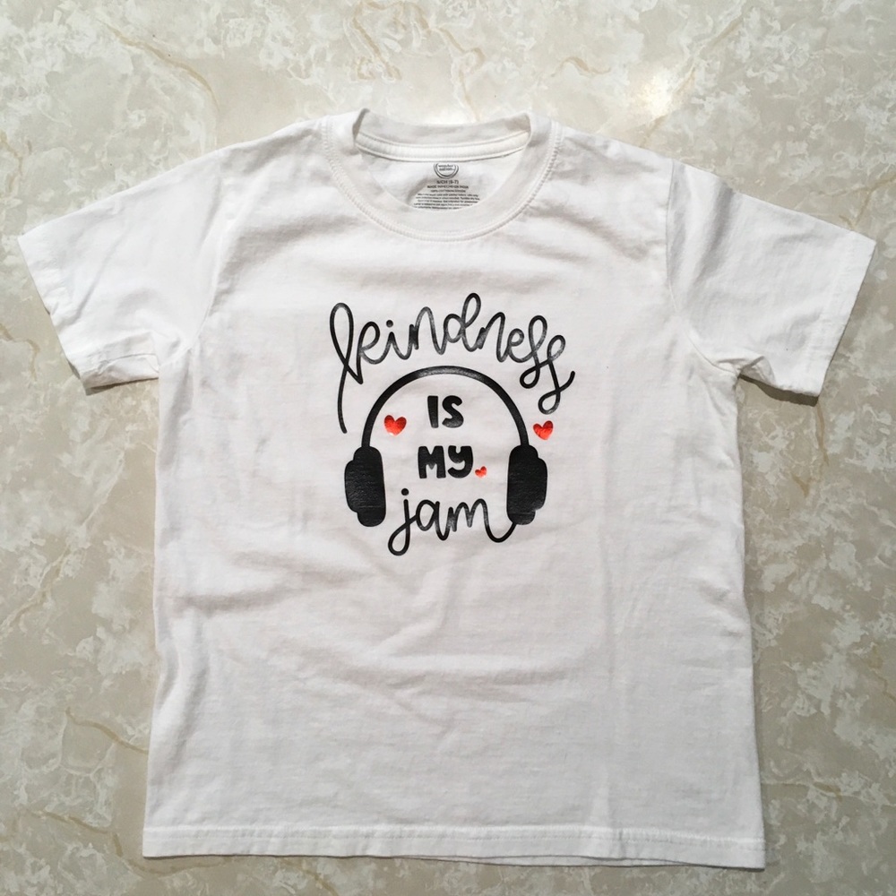 BRAND NEW white tee Size Small (6/7)